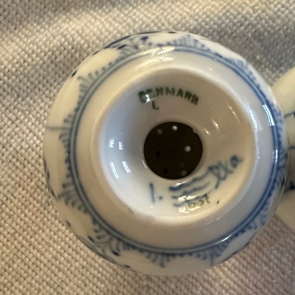 Royal Copenhagen Blue fluted Half Lace Salt & Pepper shakers - Picture 3 of 7